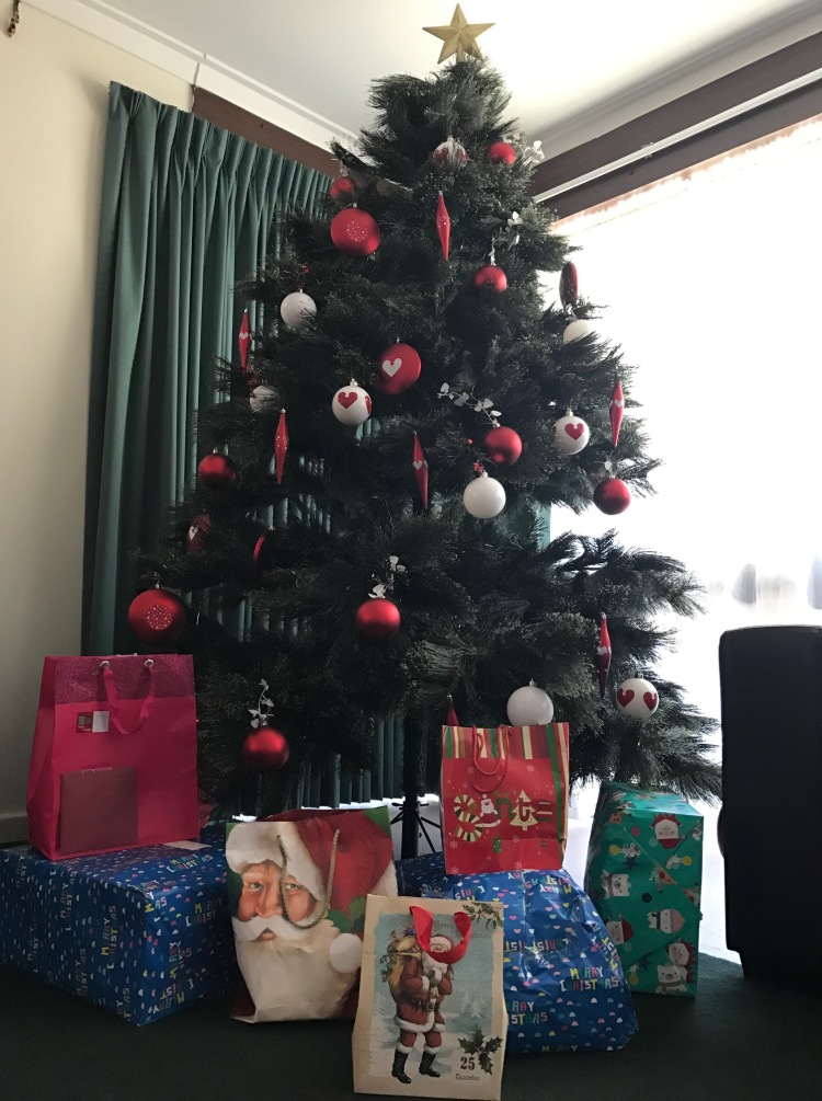 xmas-tree-with-gifts-for-mothers-children-from-rugby-lunches-wa-support-base